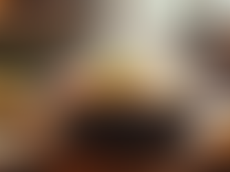 Prato de massa fumegante em mesa aconchegante, com luz amarelada típica de fim de tarde.