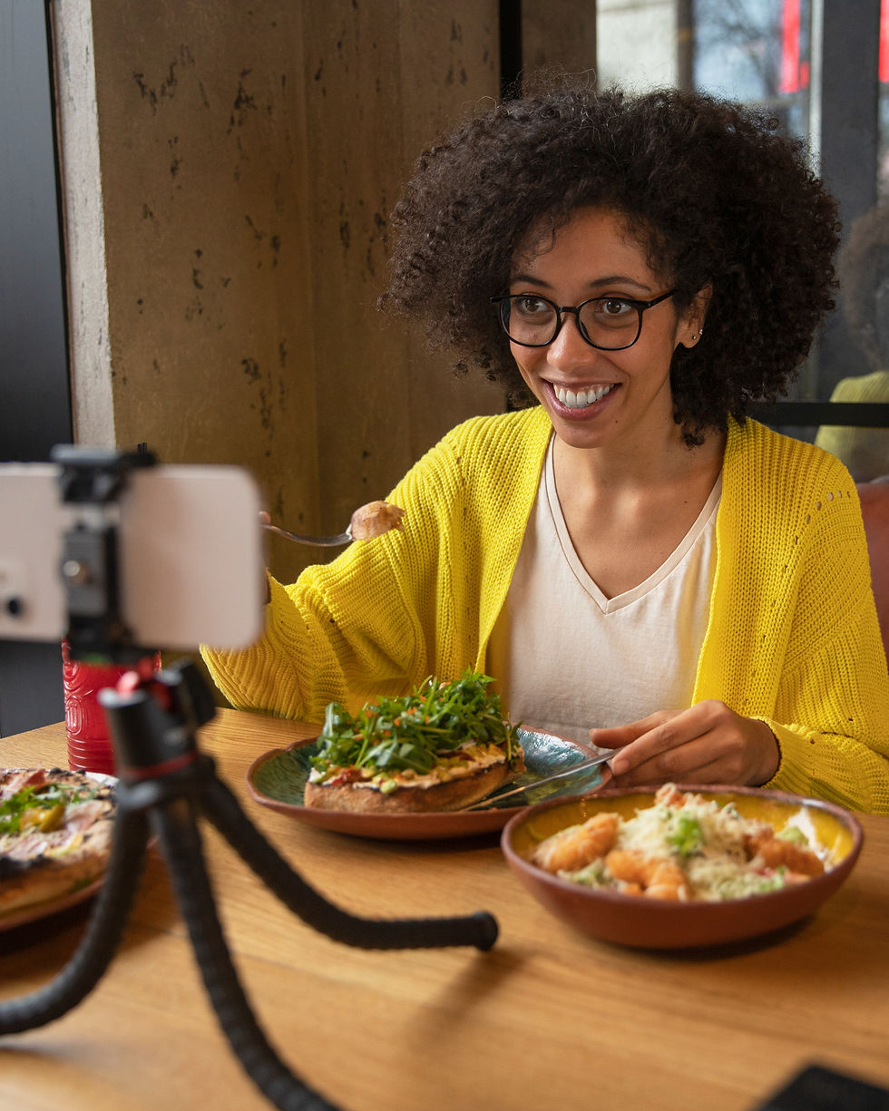 Influenciadora gravando no restaurante