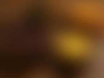 Mesa de madeira com panelas de barro, feijoada, angu e bolo de fubá.