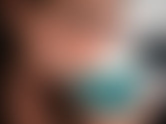 Um close em câmera lenta de uma taça ou xícara no instante em que toca os lábios de alguém.