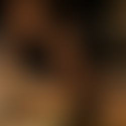 Imagem editorial de uma mesa elegante com diversos pratos servidos, enquanto uma pessoa mantém distância sutil de um prato específico — expressão corporal de recusa, luz suave e atmosfera sofisticada