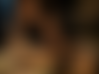 Imagem editorial de uma mesa elegante com diversos pratos servidos, enquanto uma pessoa mantém distância sutil de um prato específico — expressão corporal de recusa, luz suave e atmosfera sofisticada