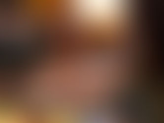 Pessoas degustando um prato em ritmo calmo, em ambiente acolhedor.