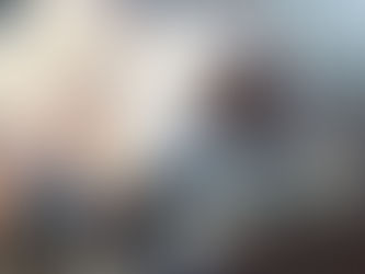 Imagem editorial minimalista. Um cardápio curto sobre mesa de madeira, tipografia clássica, poucas opções visíveis.