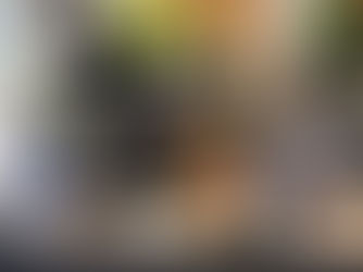 um chef preparando um prato inspirado em um filme, com uma tela exibindo a cena ao fundo.