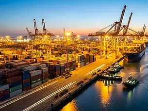 Porto movimentado ao entardecer