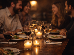 Jantar aconchegante com amigos e vinho