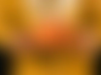 Close de mãos segurando um prato colorido de comida d