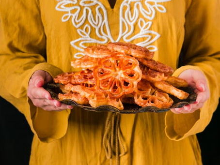 Close de mãos segurando um prato colorido de comida d