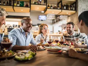 Comer fora como rotina de trabalho: a gastronomia de quem não tem mesa, nem horário