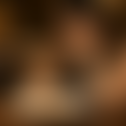 A imagem deve transmitir silêncio e introspecção. Menos sobre o prato, mais sobre o momento em que alguém tenta — e talvez não consiga — traduzir o que sentiu.