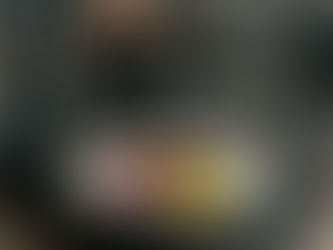 Impressora 3D preparando um prato artístico com purês coloridos e base vegetal, em uma cozinha moderna de laboratório gastronômico.