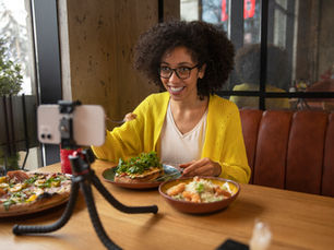 Influenciadora gravando no restaurante