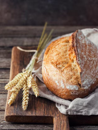 pães rústicos sobre uma mesa de madeira.