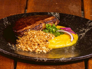 Prato exuberante com múltiplas camadas de sabores, cores vibrantes e texturas contrastantes.