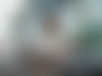 Pessoas andando em uma rua movimentada segurando diferentes opções de comida portátil.