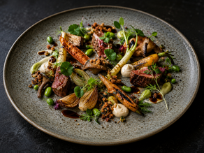 Imagem editorial sofisticada mostrando um prato contemporâneo onde vegetais, ervas, proteínas, molhos e texturas dividem harmoniosamente o espaço visual, sem nenhum elemento dominante, com estética refinada de alta gastronomia