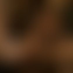 Imagem editorial de uma pessoa com o cardápio aberto, olhando para o garçom com leve hesitação, enquanto um prato atraente passa ao fundo — luz quente, movimento sutil e atmosfera sofisticada