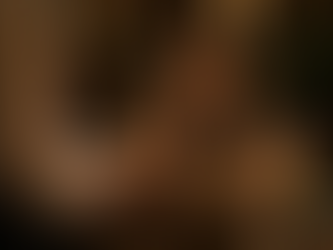 Imagem editorial de uma pessoa com o cardápio aberto, olhando para o garçom com leve hesitação, enquanto um prato atraente passa ao fundo — luz quente, movimento sutil e atmosfera sofisticada