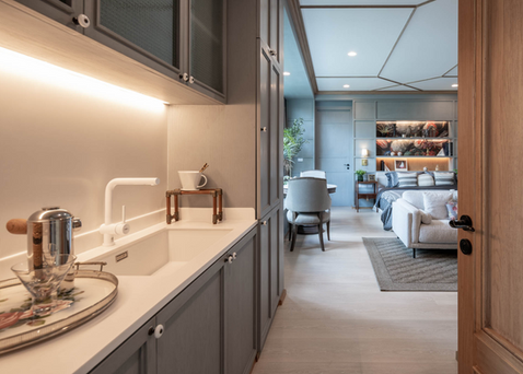 ครัวส่วนตัวพร้อมอ่างล้างจานและมินิบาร์ภายในห้องนอนใหญ่