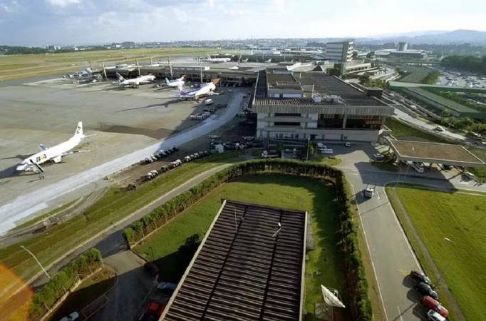 Passageiros enfrentam falta de luz no Aeroporto de Guarulhos
