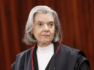 Cármen Lúcia anuncia saída antecipada da presidência do TSE