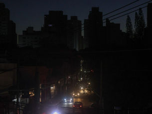 Prazo da Enel não é cumprido e 29 mil clientes permanecem sem luz em SP