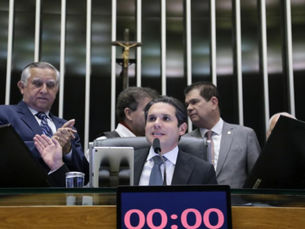 Hugo Motta anuncia discussão sobre urgência da anistia a envolvidos no 8 de Janeiro