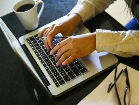 Justiça bloqueia bens de fintech que usou conta escrow para ocultar ativos