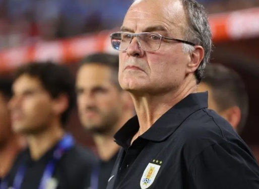 Bielsa promete Uruguai para cima do Brasil: "Ter a bola e jogar no campo deles"