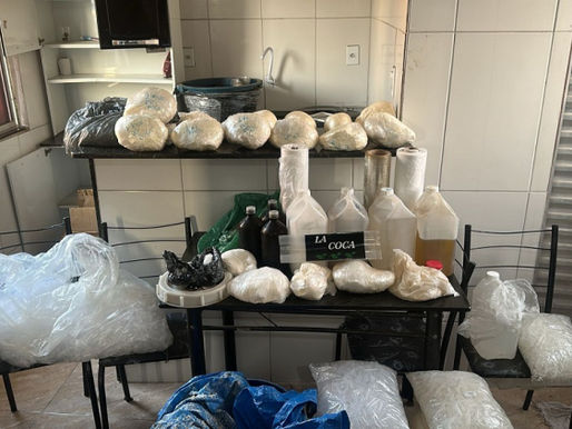 Bope faz operação no Complexo da Maré, troca tiros com traficantes e encontra laboratório de drogas; homem é baleado