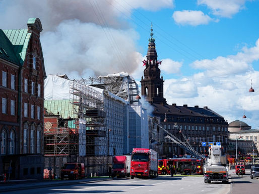 Grande incêndio atinge Bolsa de Valores do século XVII na Dinamarca, derrubando torre icônica