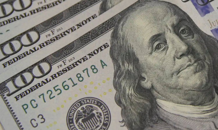 Ibovespa renova recorde e atinge marca inédita de 153 mil; dólar cai