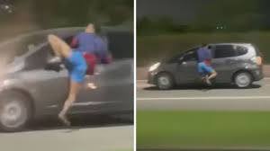 Motorista que acelerou carro com homem pendurado diz que seria assaltado com filha de 3 anos: ‘Fiz para proteger minha família’