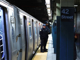 Homem armado com faca ataca 3 pessoas em metrô de Nova York; polícia mata suspeito