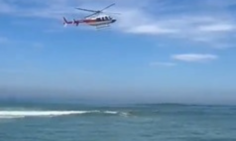 Helicóptero cai no mar da Barra da Tijuca, no Rio de Janeiro