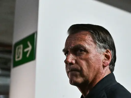 Jair Bolsonaro volta ao centro cirúrgico devido aos soluços