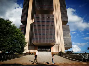 Brasil registra saída líquida de US$ 6,335 bi em março, primeiro mês da guerra