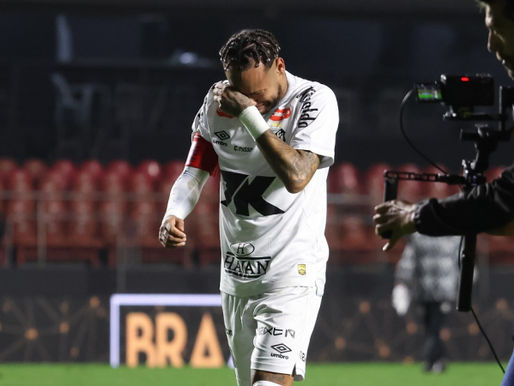 Neymar deixa gramado chorando após vexame do Santos e é consolado por Fernando Diniz, técnico do Vasco
