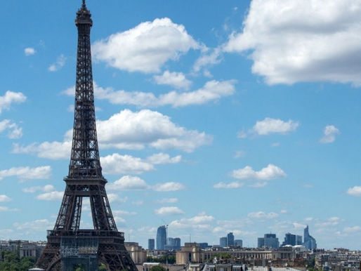 Homem é preso após saltar de paraquedas na Torre Eiffel