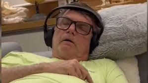 Carlos divulga vídeo de Bolsonaro soluçando enquanto dorme