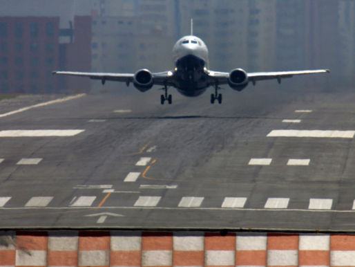 Companhias aéreas aumentam cobranças extras, pioram o serviço