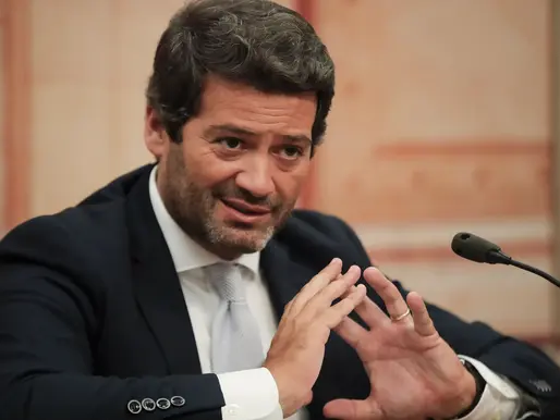 Líder da direita em Portugal diz que não deixará Lula entrar no país caso seja eleito primeiro-ministro