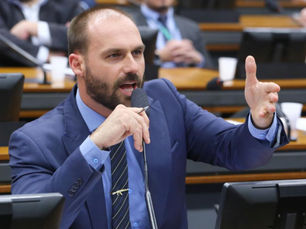 Eduardo Bolsonaro se reaproxima de Tarcísio após governador liderar negociações para o PL da Anistia