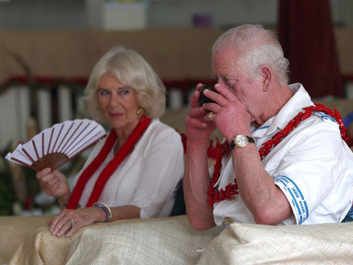 Rei Charles III prova bebida narcótica em cerimônia em Samoa