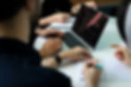 Profissional de consultoria em reunião de negócios discutindo seguros corporativos