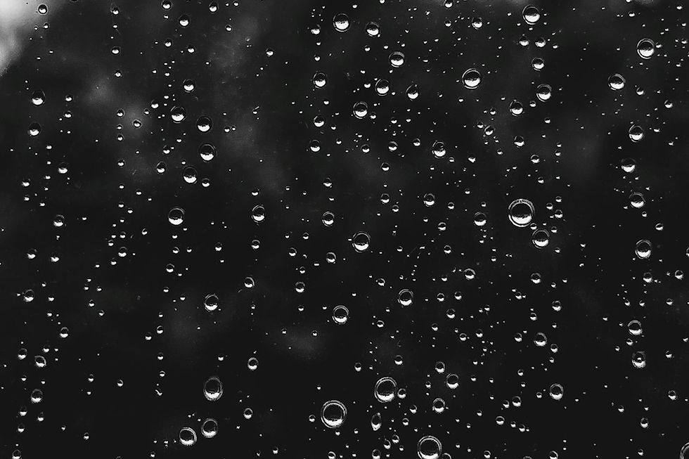 梅雨の雨が降る窓辺
