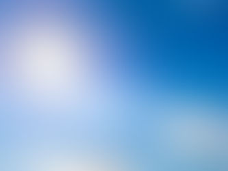 Céu azul com poucas nuvens e o sol brilhando.