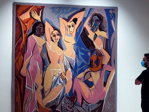 파블로 피카소의 아비뇽의 처녀들 그림이 전시되어있는 모습이다.