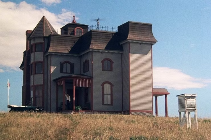 Edward Hopper’s The House by the Railroad with a railroad and Victorian house in stark contrast